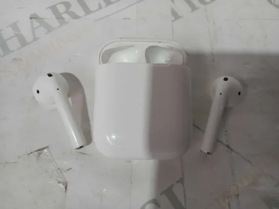 APPLE AIRPODS WITH CHARGING CASE