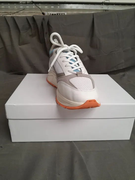 BOXED PAIR OF CLEENS ESSENTIAL RUNNER SIZE 10