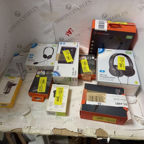 LOT OF APPROXIMATELY 10 ASSORTED ITEMS INCLUDING HEADPHONES  AND RADIOS 