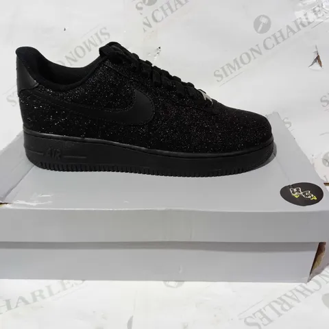 BOXED PAIR OF NIKE AIR FORCE 1 SHOES IN BLACK W. GLITTER EFFECT UK SIZE 7