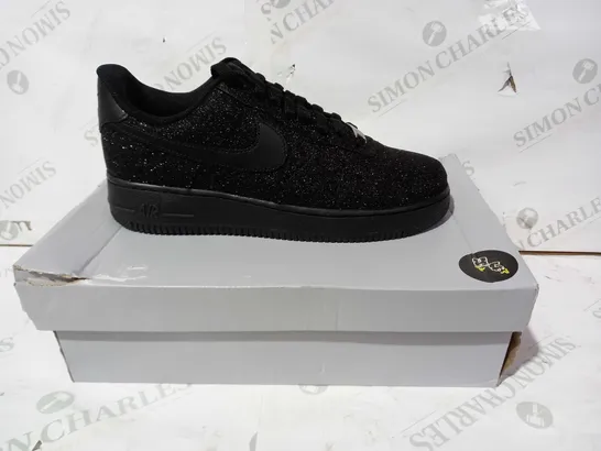 BOXED PAIR OF NIKE AIR FORCE 1 SHOES IN BLACK W. GLITTER EFFECT UK SIZE 7