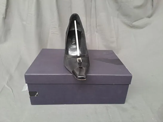 BOXED PAIR OF PRADA POINTED TOE HEELED SHOES IN BLACK EU SIZE 38.5