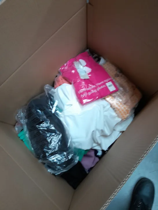 BOX OF APPROX 15 X ASSORTED ITEMS OF CLOTHING INCLUDING; HOODIE, DRESSES, PANTS ETC 