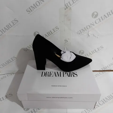 BOXED PAIR OF DREAM PAIRS BLACK BLOCK HEELS SIZE UK 5