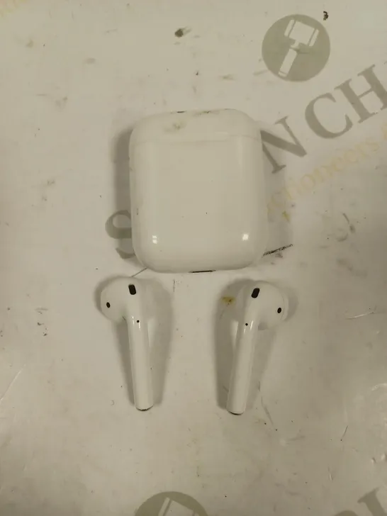 APPLE WIRELESS AIRPODS WITH CHARGING CASE