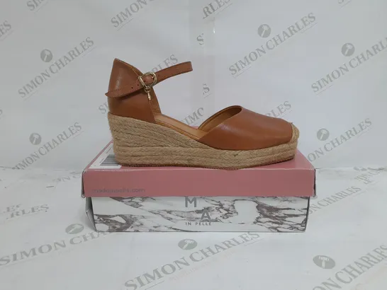 BOXED PAIR OF MODA IN PELLE GALIANA WEDGE SANDALS IN TAN SIZE 7
