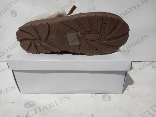 BOXED PAIR OF SLEEP BOUTIQUE FAUX FUR LINED SLIPPERS IN CHESTNUT UK SIZE 7