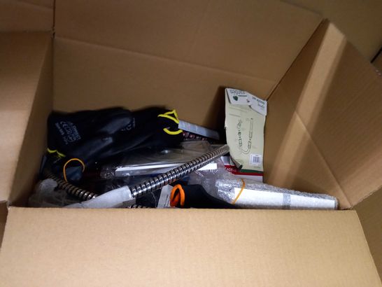 LOT OF APPROX 20 ASSORTED HOUSEHOLD ITEMS TO INCLUDE: WORK GLOVES, SHOWER HEAD, SAFETY SIGNS