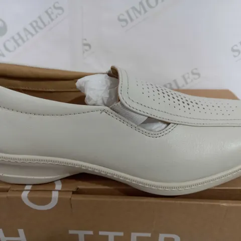 BOXED PAIR OF HOTTER CALYPSO II SHOES IN IVORY WHITE - UK 4.5