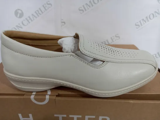 BOXED PAIR OF HOTTER CALYPSO II SHOES IN IVORY WHITE - UK 4.5