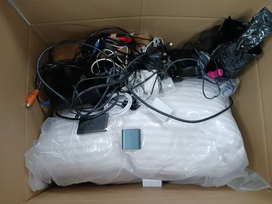 APROXIMATELY 15 ASSORTED HOUSEHOLD ITEMS TO INCLUDE PILLOWS, LIEBER GU10 DOWNLIGHT, SKY POWER CABLE, ETC