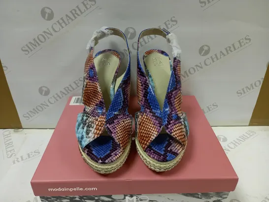 MODA IN PELLE PERIAR BLUE MULTI COLOUR SNAKE PRINT CUT OUT WEDGE WITH METAL DETALS - SIZE EU 40