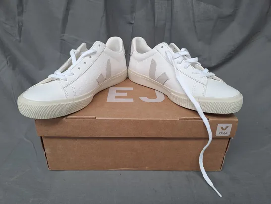 BOXED PAIR OF VEJA CAMPO SNEAKERS IN WHITE UK SIZE 6