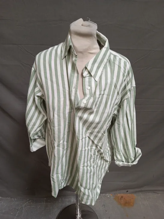 STRADIVARIUS OFF WHITE & GREEN SHIRT - EUR SMALL