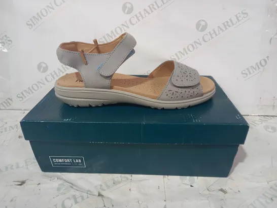 BOXED PAIR OF HOTTER LEAH SKY NUBUCK OPEN TOE SANDALS IN GREY UK SIZE 7.5