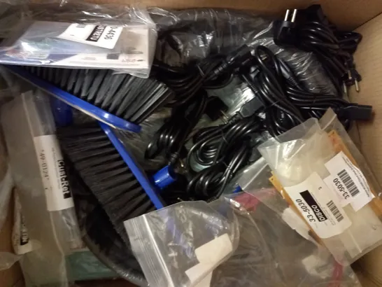 BOX OF APPROXIMATELY 15 ASSORTED ITEMS TO INCLUDE BRUSH HEAD, PAINT BRUSHES, ETC - COLLECTION ONLY