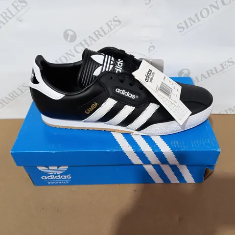 BOXED PAIR OF ADIDAS BLACK/WHITE TRAINERS SIZE 9