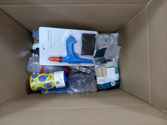 BOXED LOT OF APPROXIMATELY 17 HOUSEHOLD ITEMS TO INCLUDE LIGHTING, NOTEBOOK AND KITCHEN UTENSILS