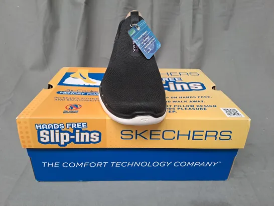 BOXED PAIR OF SKECHERS GO-WALK SHOES IN BLACK UK SIZE 6.5