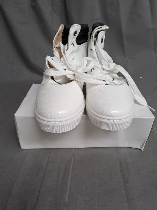 BOXED LOT OF APPROX. 10 PAIRS OF WHITE LACE UP BOOTS 