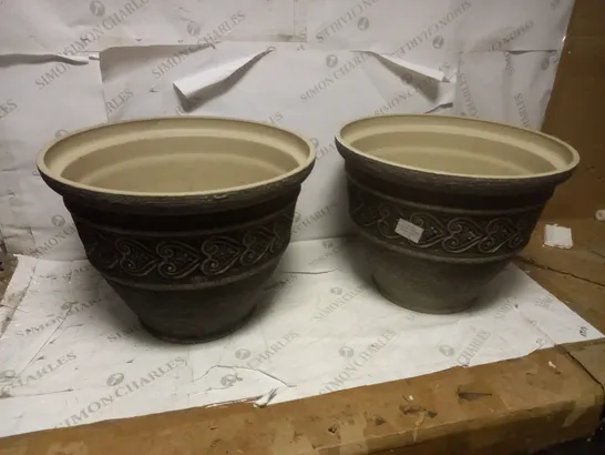 2 LARGE PLANT POTS 