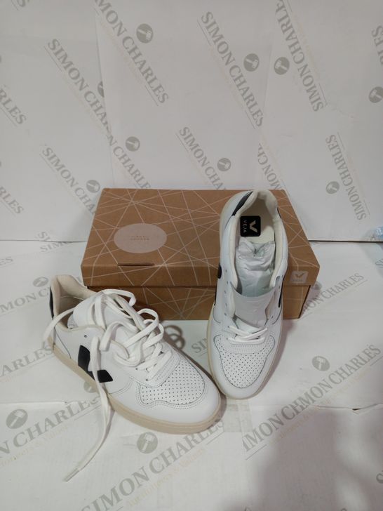 BOXED PAIR OF VEJA WHITE/BLACK TRAINERS SIZE 6