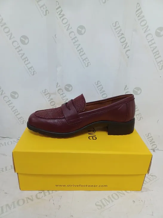 BOXED STRIVE LEATHER LOAFER SIZE 7