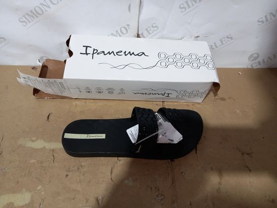 BOXED PAIR OF IPAMEMA FLIPFLOPS SIZE 40