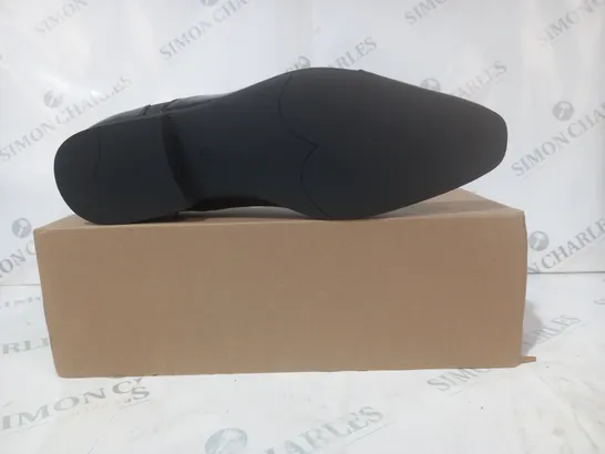 BOXED PAIR OF EVERYDAY LACE UP SHOES IN BLACK SIZE 10