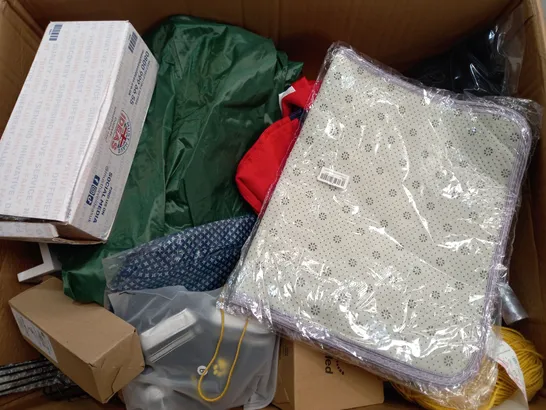 BOX OF APPROXIMATELY 15 ASSORTED ITEMS TO INCLUDE - TEKLED LED FLOOD LIGHT - CARBON MONOXIDE ALARM - WALL LAMP ECT