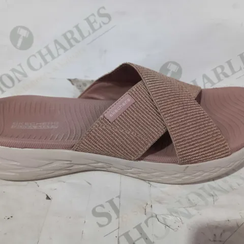 BOXED PAIR OF SKECHERS ON THE GO 600 STRETCH FIT CROSS BAND SLIDE ROSE GOLD SANDALS - SIZE 5