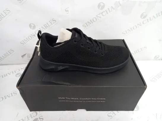 BOXED VIONIC BLACK TRAINER  SIZE 7 