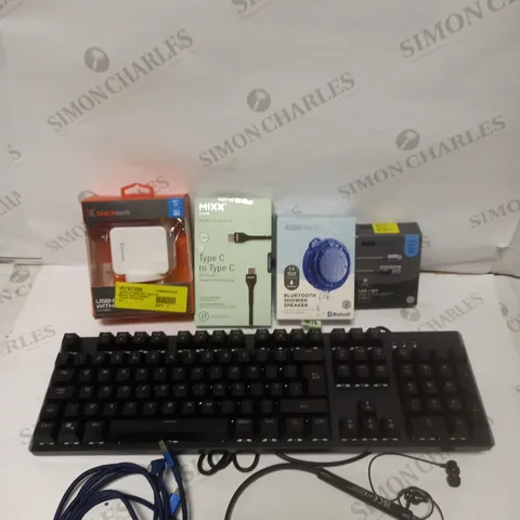 BOX OF APPROXIMATELY 15 ASSORTED ELECTRICAL PRODUCTS TO INCLUDE USB KEYBOARD, BLUETOOTH SHOWER SPEAKER, CHARGING CABLES ETC 