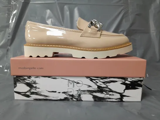 BOXED PAIR OF MODA IN PELLE CHUNKY LOAFERS IN NUDE W. SILVER EFFECT CHAIN SIZE 6