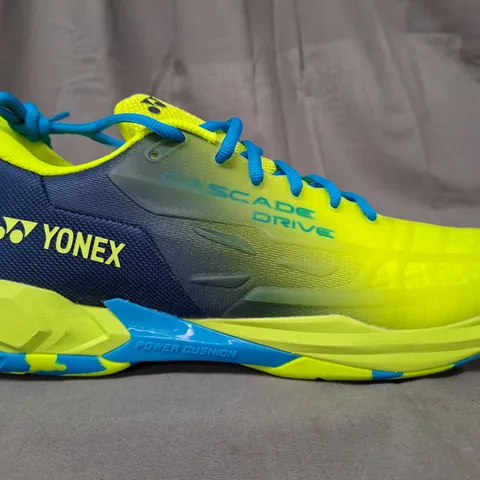 BOXED PAIR OF YONEX POWER CUSHION CASCADE DRIVE SHOES IN BLUE/YELLOW UK SIZE 8.5