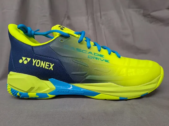 BOXED PAIR OF YONEX POWER CUSHION CASCADE DRIVE SHOES IN BLUE/YELLOW UK SIZE 8.5