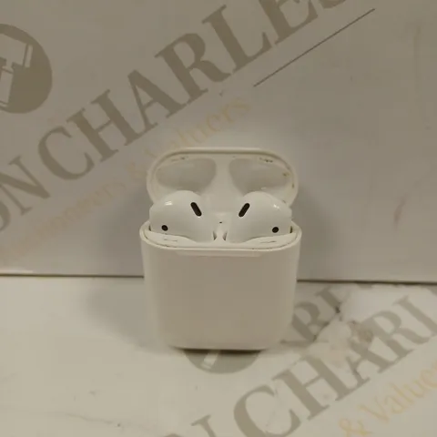 APPLE AIR PODS 1ST GEN IN WHITE 