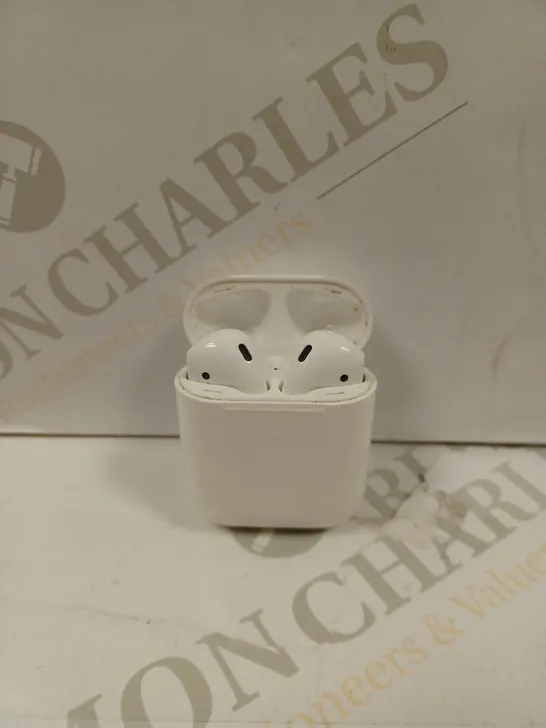 APPLE AIR PODS 1ST GEN IN WHITE 