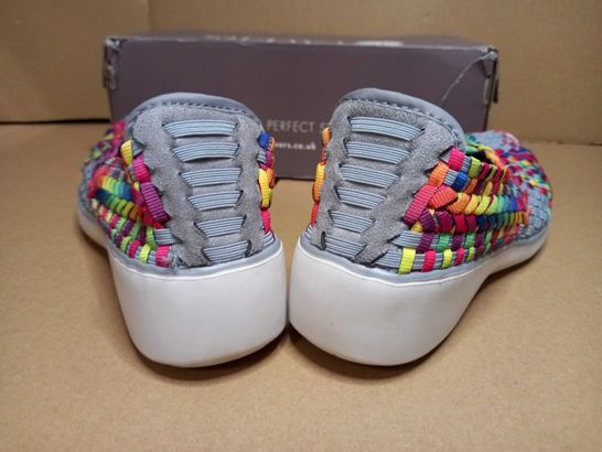 BOXED PAIR OF PAVERS GREY/MULTI TRAINERS - SIZE 5