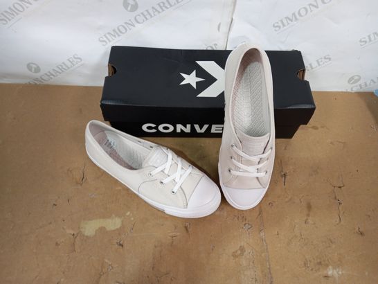 BOXED PAIR OF CONVERSE BEIGE SHOES SIZE 5