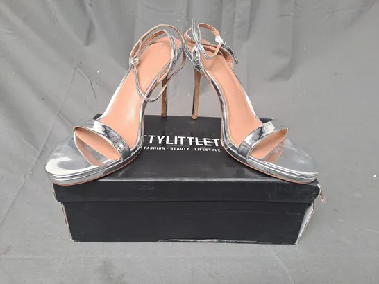 BOXED PAIR OF PRETTY LITTLE THING OPEN TOE HIGH HEEL SANDALS IN METALLIC SILVER UK SIZE 8