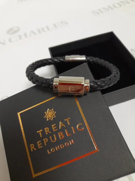 TREAT REPUBLIC PERSONALISED MENS BLACK LEATHER BRACELET RRP £40