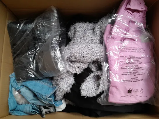 BOX OF APPROXIMATELY 25 ASSORTED CLOTHING ITEMS TO INCLUDE - T-SHIRT , DRESSES , JEANS , ETC 