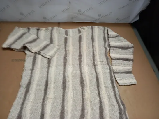 LOT OF APPROXIATELY 18 AS NEW TEXTURED KNIT STRIPED JUMPERS IN NATURAL - SIZE UNSPECIFIED