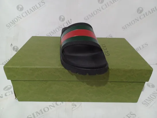 BOXED PAIR OF GUCCI PURSUIT TREK SLIDERS IN BLACK/GREEN/RED SIZE 7