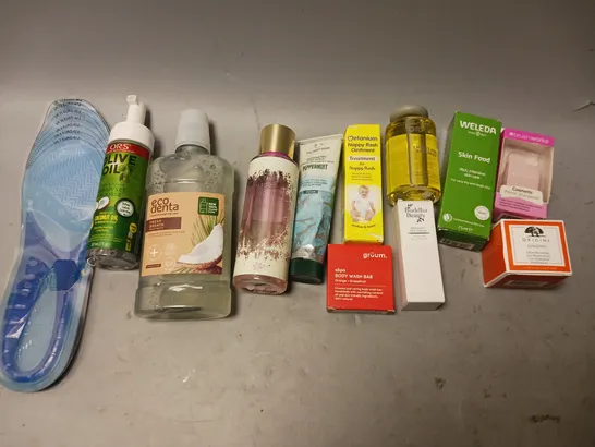 BOX OF APPROXIMATELY 15 COSMETIC ITEMS TO INCLUDE ECO DENTA FRESH BREATH, WELEDA SKIN FOOD, AND ORIGINS GINZING ETC. 