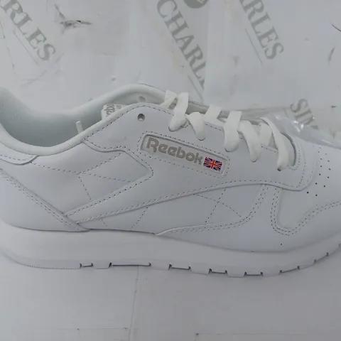 REEBOK CLASSIC LEATHER TRAINERS IN WHITE - UK 7