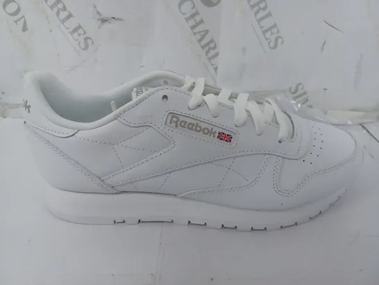 REEBOK CLASSIC LEATHER TRAINERS IN WHITE - UK 7