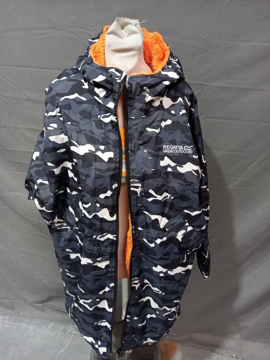 REGATTA CAMO WATERPROOF ROBE - 9-13 YEARS