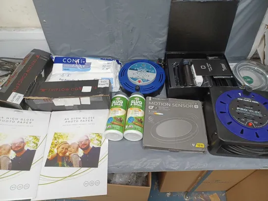 BOX OF APPROXIMATELY 15 ASSORTED ITEMS TO INCLUDE - A4 HIGH GLOSS PHOTO PAPER, SOFOLOGY FABRIC CARE KIT, AND CASSETTE REEL ETC. 